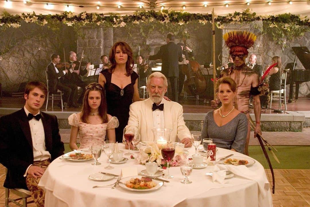 エリザベス・パーキンスのインスタグラム：「Fierce People DIR: @griffindunne 🎥」