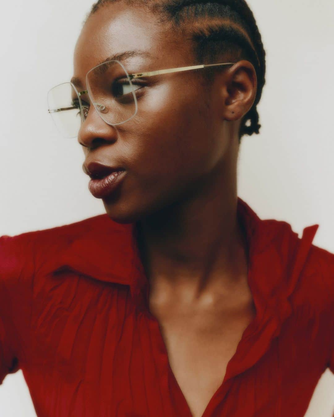 MYKITAのインスタグラム：「EYES WIDE OPEN – Enter the world of our new campaign on mykita.com and meet a new generation of multihyphenates, carving their own creative path and defining success and fulfilment on their own terms. Link in bio.   Tumi wears HIMIKO from the LESSRIM collection.   Our thanks to the most wonderful team: Photographer: Ben Beagent @ben088 Models: @tumininu.f.k_ @kidnapthekitty @benjaminpatch @tatianachechetova @fresh_pape @100gramsofsun @air.zbr @beans1_ @lottepottehotte Styling: @alisavornehm HMU: @susanna_jonas #mykita」