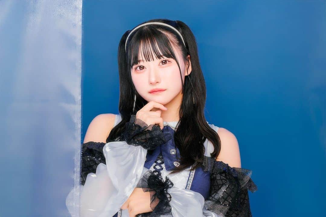 夢実あすかのインスタグラム：「新ビジュアルになりました‪‪❤︎‬  ．  どうですか🐶💭最近おきにのハーフツインにしてみたよ‪‪❤︎‬ 撮影の時のも少しのせた📸かっこい系表情むずい🕺薄目にしたらそれなりになった笑笑 ． そして！！！！！！！！ 2024年1月21日(日) ＼LINE CUBE SHIBUYA ／にてMyDearDarlin'6thワンマンライブ開催が決定しました㊗️ ． 目指せぱんぱんのLINECUBEです(｀🔥ω🔥´)┘ｳｫｫｫ ． 今からカレンダー予定入れて会いに来て🥹あすかがもう予約しました（т-т）‪‪❤︎‬よろしく🤤 ． それに向け走行ライブとして＼全編バンドセット単独ライブ／＼東名阪福4都市対バンライブ／も決定しました♡詳しくは画像、Twitterみてね👶🏻🫶 ． 一緒にいっぱいいっぱいたのしみましょう‪‪❤︎‬行くよーてリプちょうだい🥹 ．  ．  #japaneseidol #japanesegirl #idol #instagood #instalike #selca #followforfollowback #selfie #today #ootd #dailylook #instafashion #followme #アイドル前髪 #makeup #今日のコーデ  #アイドル  #被写体 #アイドルメイク  #撮影 #いいね返し #自撮り #自撮り女子 #自撮り界隈 #推してください #ヘアアレンジ #オフショル #ウェーブ巻き #アイドル衣装 #ハーフツイン」