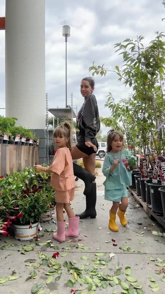 ハンターブーツのインスタグラム：「@salomeandreaa, Luca, and Rue take on the day in Hunter. #StyledInHunter」