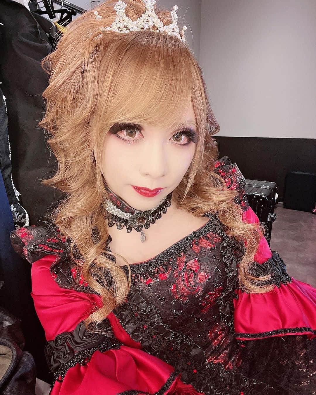 のインスタグラム：「Japanese Visual Metal Tour KT Zepp Yokohama公演ありがとうございました！  なかなかキレッキレの動きだったかな。 皆様も美しかったです🌹 #HIZAKI」