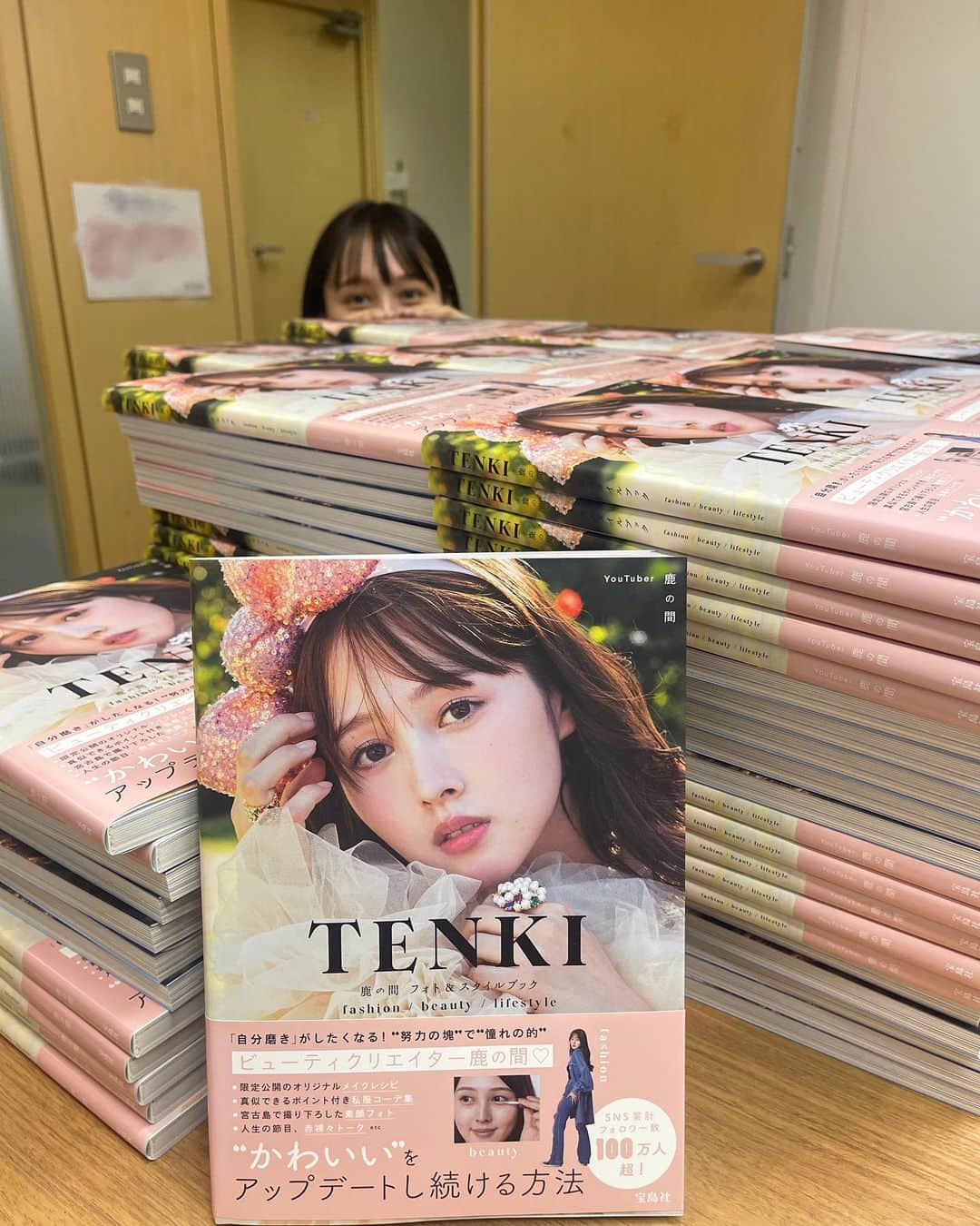 鹿の間のインスタグラム：「TENKI届き始めましたか？📚☀️  今日は東京でお渡し会用のTENKIとAmazon特典のチェキにたくさんサイン書いてきました_✍�🗼  直接お渡しできるのがとっても楽しみです！ そして私物プレゼントも色々悩みましたが無事決まりました🎁⋆*これからの季節に使えそうなコートとかマフラーとかとか。洋服だけじゃなく香水とかアクセサリーなども入れました:x  動画で使ってたりSNSでも度々出てくるのもあるので楽しみに待っててください🎵  DMでのご報告も沢山ありがとうございます🎀全部読んでますっ！！！とてもはっぴーです！！  #TENKI25th #はっぴー」