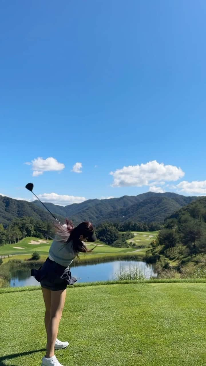 キム・ハヌルのインスタグラム：「가을 #골프 쥬아요🩵  #footjoy#xxio#golfswing」