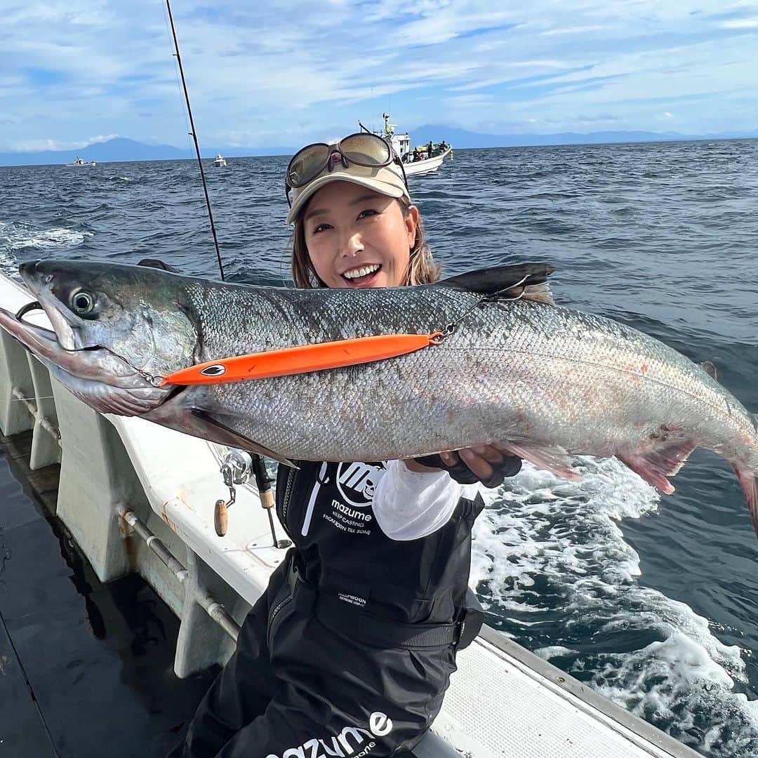 のインスタグラム：「先日、北海道で釣った秋鮭とイクラがクリームパスタになりました😊 鮭もイクラもめちゃくちゃ美味しかったー🥰 今回はメスがたくさん釣れたので大好きなイクラもたっぷり入ってました😋 こりゃ来年も行かねば🤭✨️ ・ ・ ・  #鮭釣り  #鮭ジギング  #beat  #幸丸  #ブルーマリン  #釣り  #釣り女子」