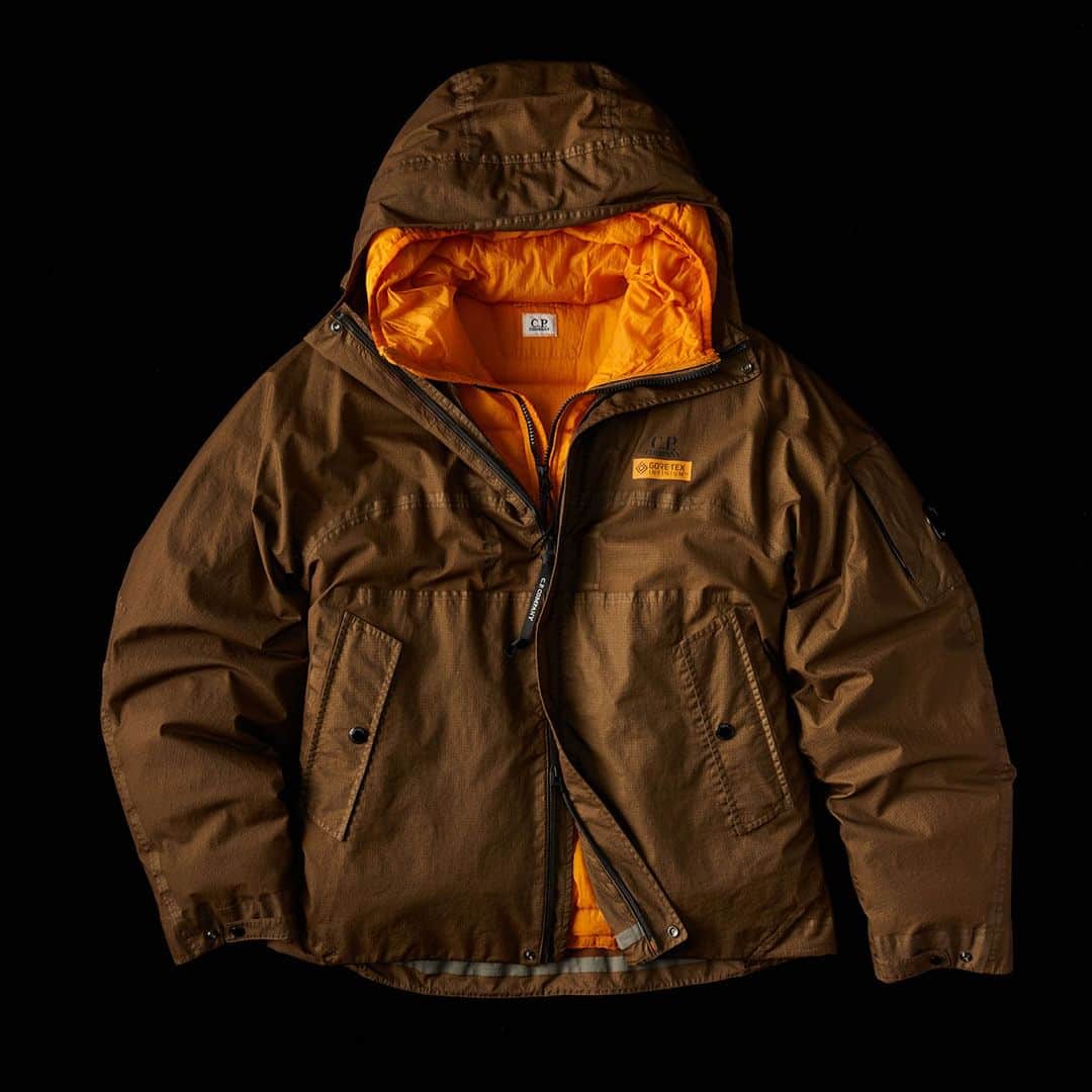 シーピーカンパニーのインスタグラム：「Featuring a new colour palette and detachable down linings the brand new GORE G-Type collection combines C.P. Company’s unrivalled garment dyeing expertise with uncompromising technical performance.   Shop the Gore G-Type Collection at the link in bio.」