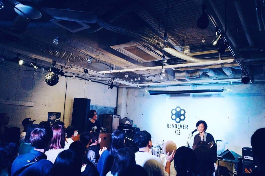 奇妙礼太郎のインスタグラム：「149  9/22 札幌 REVOLVER909  俺も、って言わんといてよ Sunday!Sunday!Sunday! 「散る 散る 満ちる」 ぱさーるいってきた 一回しあわせになってるってことよね？ 「ONLY FOOL」 「touch my soul」 一回座ろうか 調子良すぎる時言葉がシャボン玉みたいになってどっかいってしまう 「好きだよ」 自分に非がなくちゃいけないよ BabyとAngel 調子いいなあ、隠しきられへん ずっとにやにやしてるきがするわぁ キックボクシングの練習中もニヤニヤしてしまう 相手も怖いね こいつサイコパスなんちゃうか スーパーマリオのスター状態 アレクサ、いつもありがとう ヘイSiri、逆になんか言ってくれよ ヘイタクシー、いまから僕が運転します ヘイ札幌、明日赤平に行こう！ 「ほんまにおいしいお好み焼き」 大阪人が油断する瞬間はお好み焼きをひっくり返してる時 好きです ひき肉です なんて言おうとも来ること決まっててん たのしかったね〜 ほら、うっす〜い、向こう側透けて見えてるね そいつらはあいつらやねん(ポッドキャストEp10 参照) そこそこの偏差値で付き合ったり別れたりしてんねん キャリー フォックス カー みほ さおり 徳川家宣(います、6代目) 魁!!男塾や #合格はちまき #パーティーグッズ以外の使い方 3日目の朝脱走した、小豆島から 島なんやね ジェット便に乗って岡山に着くねん カレー食べよう！ ドルファンのママが...だれ？ ポケモンの最終形態 「DANCE MUSIC FOR ME!!」 「オンリーユー」 ああいう強面の男の人のファンってずっといるね 何故かずっと俺のファン 🫧🫧🫧 僕らの世代でシャボン玉といえば長渕さんですけど コツコツとアスファルトにせないかんねん 不眠症なんやな 俺たち長生きしたいよ 松葉杖振り回してけんかしてたら、白いセットアップを着て踊るようにきてさ "兄ちゃんにはこれくらい" "兄ちゃんにはこれくらい" "兄ちゃんにはこれくらい" 「オーシャンゼリゼ」 言い忘れたんですけど、帰り際もあんねん ハットな〜いハットがないわ〜 何エルトンジョンみたいな ｻﾝﾃﾞｰｶﾐﾃﾞﾀｶﾄﾓｼﾞｮﾝﾃﾞｽ 「君が誰かの彼女になりくさっても」 「真夜中のランデブー」  口の中で夢叶ってる #ゆめかな  #OKASHINAFUTARI @sundaykamide  @reitaro_strange」