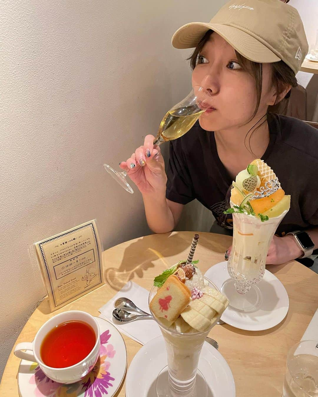 須田亜香里さんのインスタグラム写真 - (須田亜香里Instagram)「9月になってから北海道ロケ多め🍺 函館と登別温泉と札幌行った時のものが放送されます！  9月23日(土) テレビ東京 13:28〜 #虎ノ門市場  写真はロケとは別のプライベートモード。 よく食べ、よく飲んでます。 一切太ってないから許して(笑) 2枚目の動画はビールの泡でどうしても髭をつけたい人(笑)  #虎ノ門市場 #サッポロビール #じゃがバター #函館ラーメン #ザンギ #シメパフェ #あかりさんの一杯 #國稀酒造  #日本酒 #サステナブル #MV撮影で昔行った #増毛 #日本酒 #ロイズ #チョコパン」9月22日 23時34分 - akarisuda