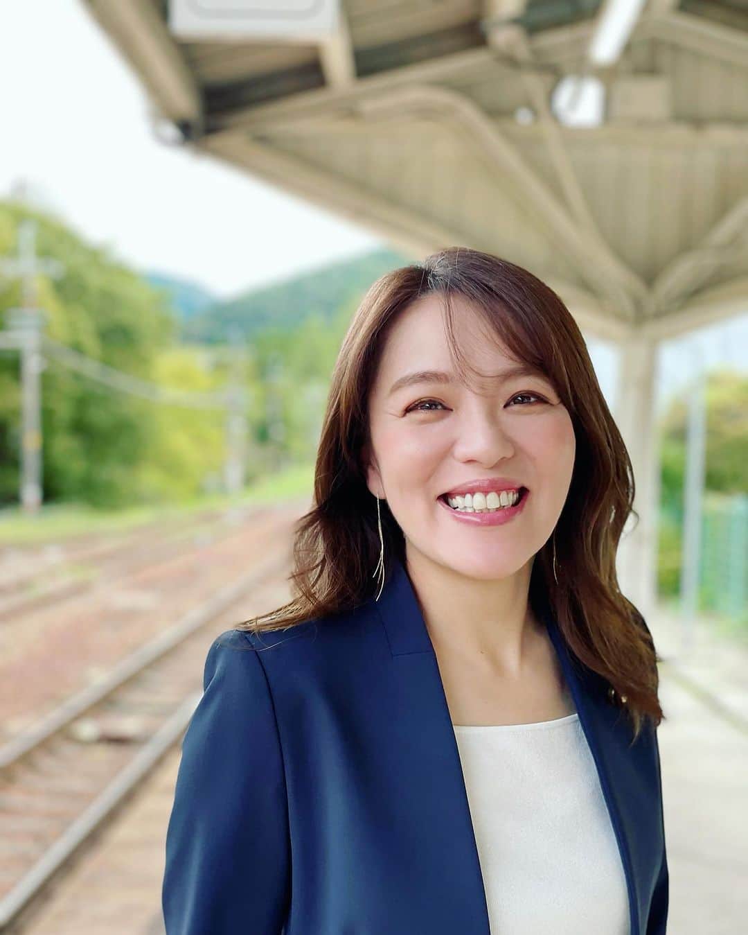 今井絵理子のインスタグラム：「40歳になりました⭐️  息子(@raimu_heatup )からお手紙をいただきました。  「これからもみんなの為に頑張ってください」と。  みんなって誰のこと？と問うと、 「国民の皆さん」と答えていました。  これからも笑顔を絶やさず、笑顔を届ける政治家を目指して国民のため、日本を明るくするために頑張ります！  今日は愛知県豊川市で今枝宗一郎衆議院議員の青年の会にて講演会をさせていただきました。  今回の内閣改造で今枝議員は文部科学副大臣にご就任されました！おめでとうございます！㊗️  今枝副大臣は私と同い年なんです⭐️ ますますのご活躍を期待しています！」