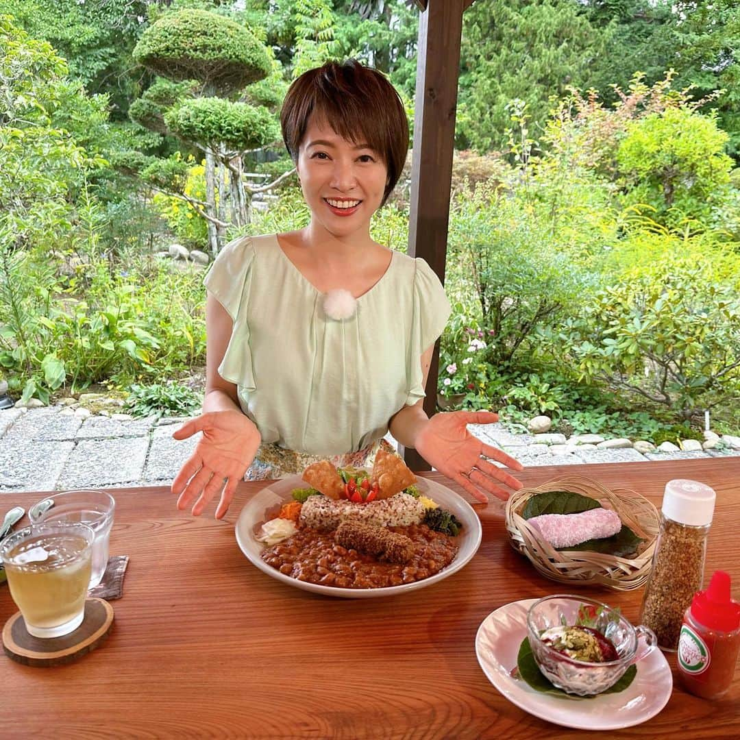 村井美樹さんのインスタグラム写真 - (村井美樹Instagram)「明日9/23(土)9:30～10:45 長野朝日放送 （abn） #駅テレマルシェ @ekitele_marche_abn に生出演&VTR出演します☺️  行楽の秋🍁 #信濃大町観光大使 をつとめる私が、 ディープな #大町市 をめぐってきました！  今年は #黒部ダム 竣工６０周年㊗️ 大迫力の観光放水や、#トロバス記念館 で #奇跡のトロバスに出会ったり、トロバス運転体験も🚌  #ラカスタナチュラルヒーリングガーデン ではオリジナルのアロマスプレーを作ります🌿  さらに、超穴場！古民家レストラン #健菜樂食Zen で、ビーガン #黒部ダムカレー 🍛もいただきました😋  長野にお住まいの方、ぜひご覧ください✨  衣装のスカート @lois_crayon_official  #旅こけし は #新山真由美工人 のりんご🍎かんざしこけし」9月22日 23時46分 - miki_murai_