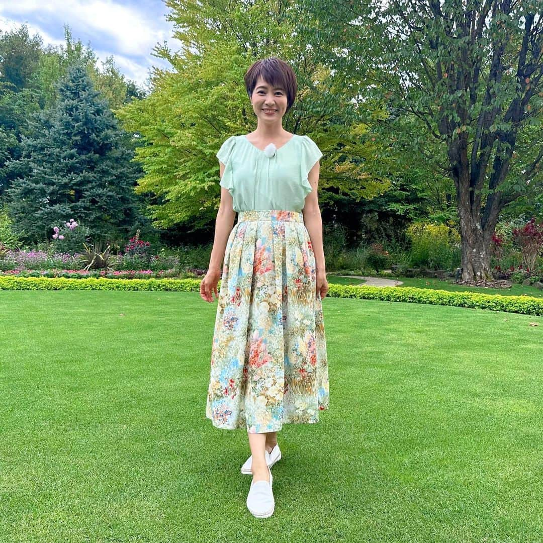 村井美樹さんのインスタグラム写真 - (村井美樹Instagram)「明日9/23(土)9:30～10:45 長野朝日放送 （abn） #駅テレマルシェ @ekitele_marche_abn に生出演&VTR出演します☺️  行楽の秋🍁 #信濃大町観光大使 をつとめる私が、 ディープな #大町市 をめぐってきました！  今年は #黒部ダム 竣工６０周年㊗️ 大迫力の観光放水や、#トロバス記念館 で #奇跡のトロバスに出会ったり、トロバス運転体験も🚌  #ラカスタナチュラルヒーリングガーデン ではオリジナルのアロマスプレーを作ります🌿  さらに、超穴場！古民家レストラン #健菜樂食Zen で、ビーガン #黒部ダムカレー 🍛もいただきました😋  長野にお住まいの方、ぜひご覧ください✨  衣装のスカート @lois_crayon_official  #旅こけし は #新山真由美工人 のりんご🍎かんざしこけし」9月22日 23時46分 - miki_murai_