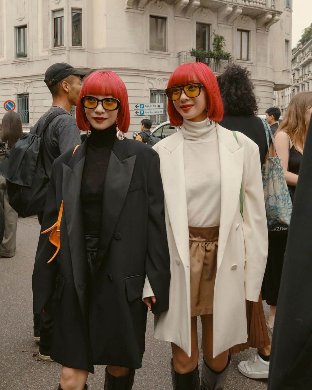AMIのインスタグラム：「Out side @maxmara 🤍 カラーパレットが素敵なmaxmaraのコレクション。  photo by @monicalazzaratoph   #maxmara #mfw」