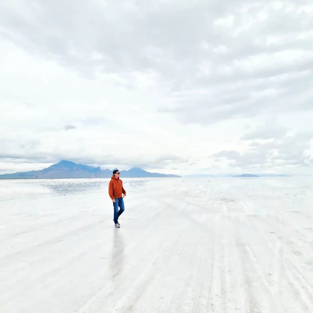 オリバー・フェルプスさんのインスタグラム写真 - (オリバー・フェルプスInstagram)「What a beautiful place 😍 its hard to do the landscape  justice in a photo, but wow! Perfect way to start our stay in Utah. Looking forward to a fun weekend now at @fanxsaltlake  #bonnevillesaltflats #utah」9月22日 23時57分 - oliver_phelps