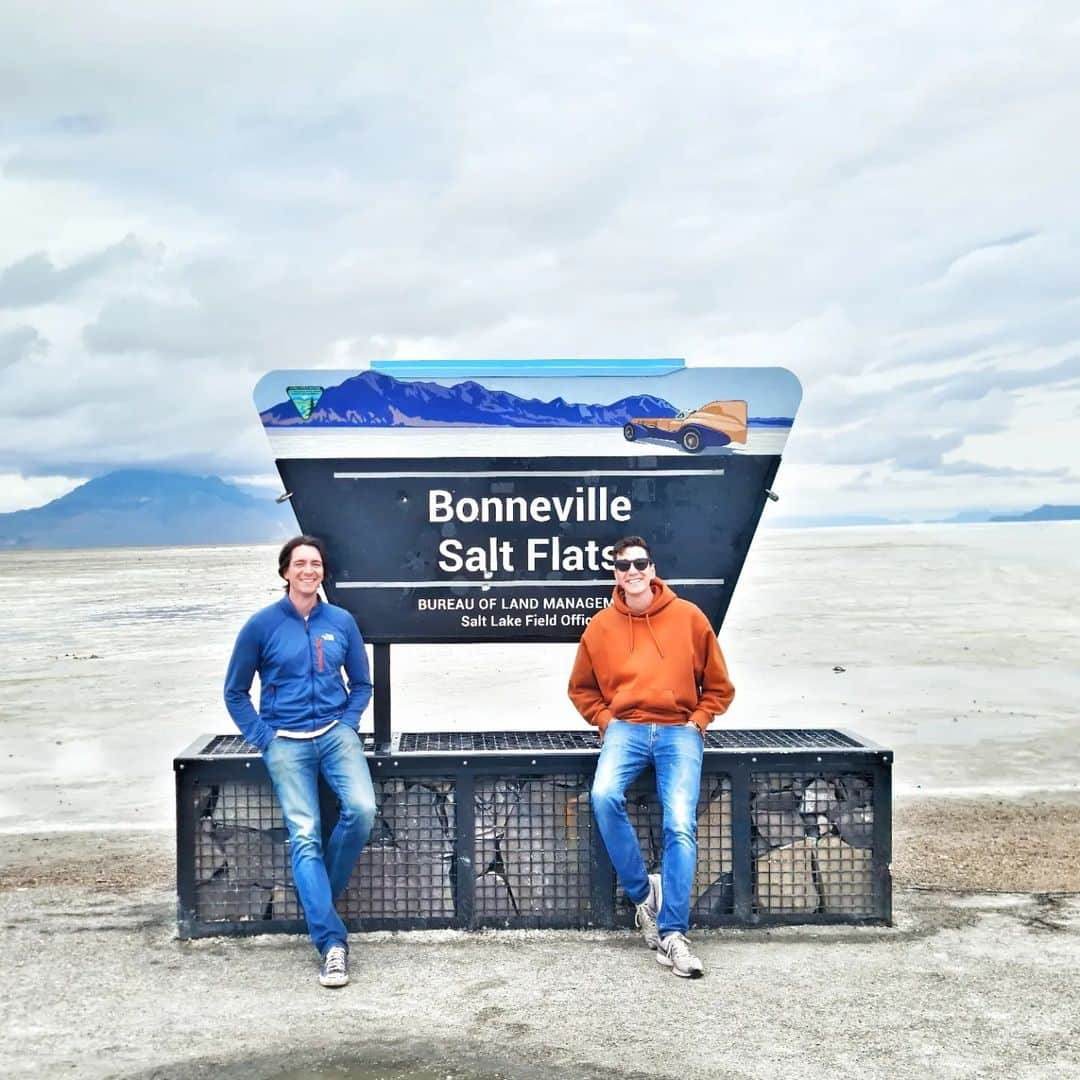 オリバー・フェルプスのインスタグラム：「What a beautiful place 😍 its hard to do the landscape  justice in a photo, but wow! Perfect way to start our stay in Utah. Looking forward to a fun weekend now at @fanxsaltlake  #bonnevillesaltflats #utah」