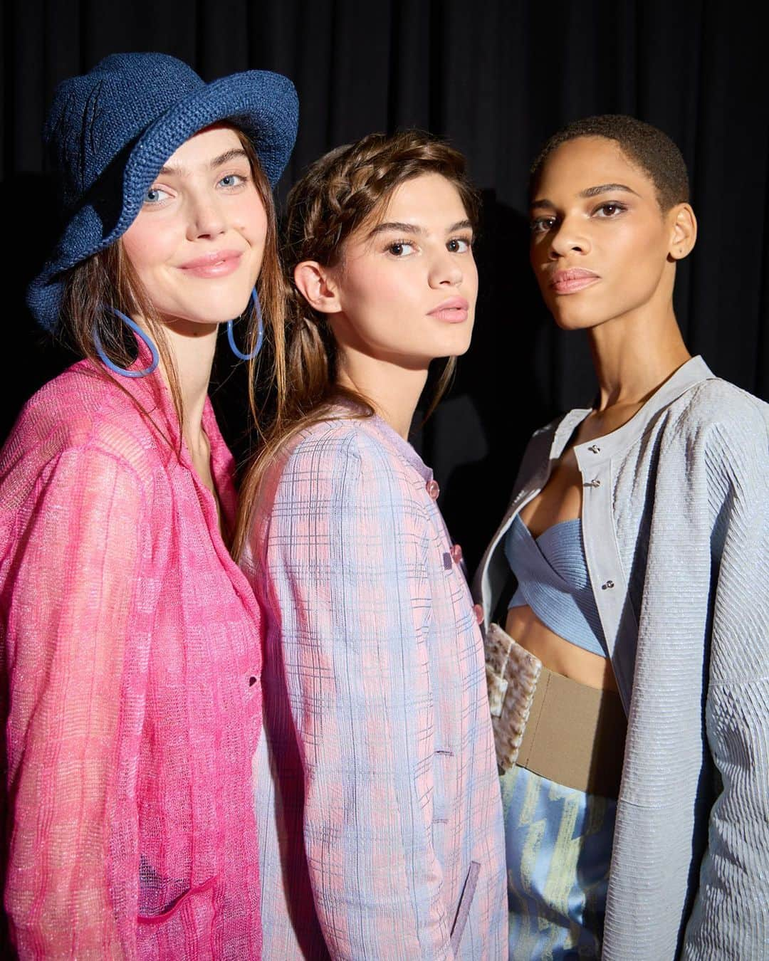 Armani Beautyさんのインスタグラム写真 - (Armani BeautyInstagram)「Final glances before the runway. Celebrating the spirit of summer, the Emporio Armani Spring Summer 2024 Women’s Collection uses the lightest of fabrics with subtle illuminating touches to symbolize the lightness of thought and traces of a gentle, all-pervasive breeze, pairing seamlessly with the radiant and lightweight LUMINOUS SILK FOUNDATION, LUMINOUS SINK GLOW BLUSH, and EYE TINT.    Makeup: @hiromi_ueda  @emporioarmani   #Armanibeauty #EmporioArmani #LuminousSilk #EyeTint #MFW」9月23日 1時00分 - armanibeauty