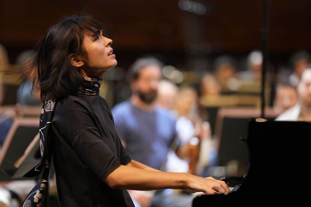 アリス＝紗良・オットのインスタグラム：「📸 #repetition #rehearsal   VENDREDI 22 SEPTEMBRE - 20H AUDITORIUM DE RADIO FRANCE  Diffusion en direct sur @francemusique   Crédit : @christophe_abramowitz   EDVARD GRIEG Peer Gynt : Chanson de Solveig Concerto pour piano  CAMILLE PÉPIN Inlandsis (commande de Radio France – création mondiale)*  CLAUDE DEBUSSY Nocturnes  ALICE SARA OTT piano CHŒUR DE RADIO FRANCE LIONEL SOW chef de chœur ORCHESTRE PHILHARMONIQUE DE RADIO FRANCE MIKKO FRANCK direction  #alicesaraott #mikkofranck #orchestrephilharmoniquederadiofrance #camillepepin #choeurderadiofrance  #concert #paris #maisondelaradioetdelamusique」