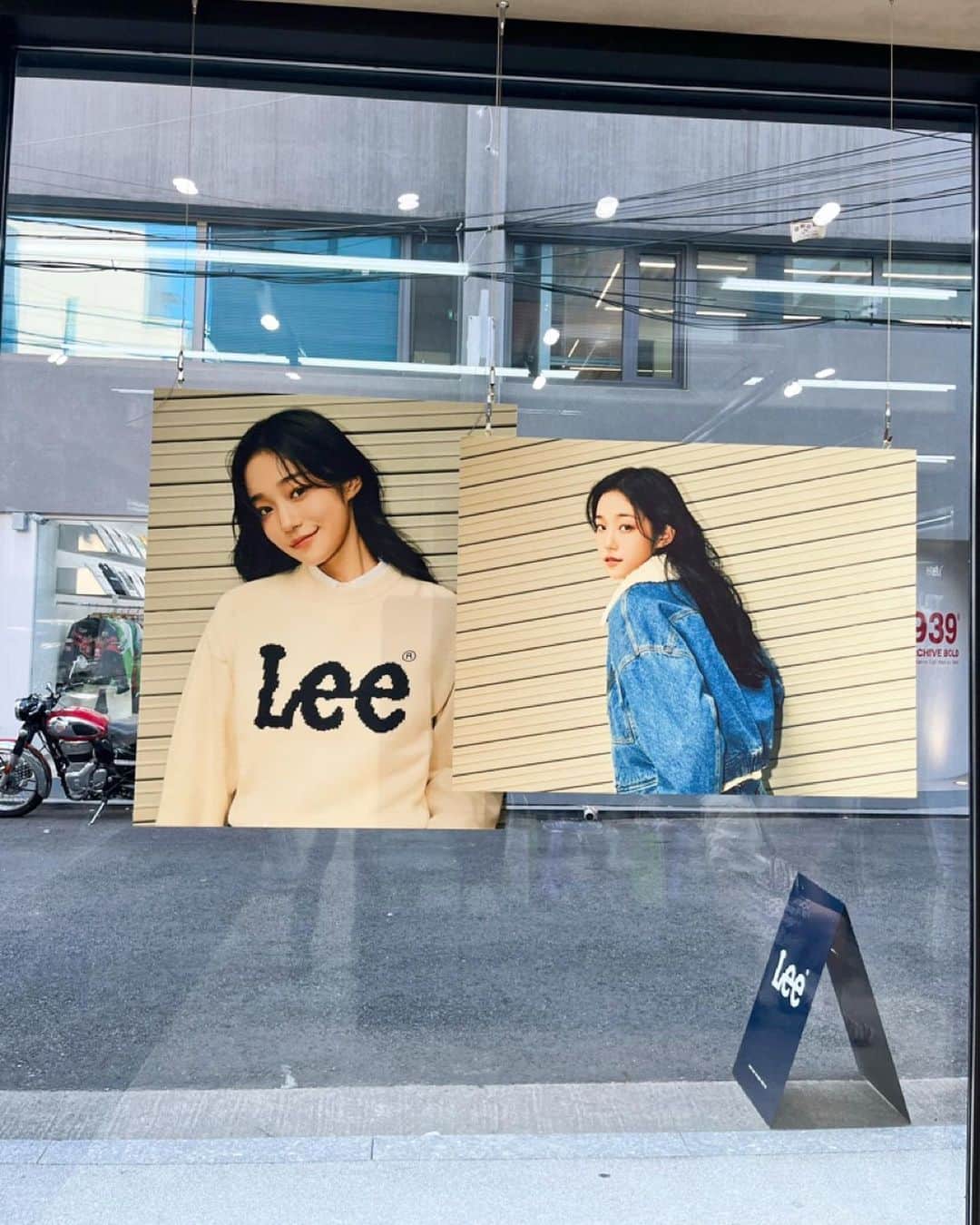 ANRIさんのインスタグラム写真 - (ANRIInstagram)「#광고 @leejeanskr 〰️🤍👖🧢 Leeフラッグシップストアへ行ってきました♡ 学生時代から大好きな리🫶🏻 @cafe.buddylee カフェも常設されているので ゆっくりショッピング出来ちゃいます🛒  @wranglerkorea のアイテムもあったので お買い物欲が増してしまいました🤭♡ この投稿とクーポンコード"Buddylee0910"を見せると新商品10%offになるのでぜひ利用してみてください🫶🏻 ※9/18~10/31  📍Lee 홍대 플래그십 스토어 서울 마포구 잔다리로2길 8 1F 🕐12:00 - 21:00 #leekorea #서울핫플 #홍대핫플」9月22日 23時52分 - annnchannn