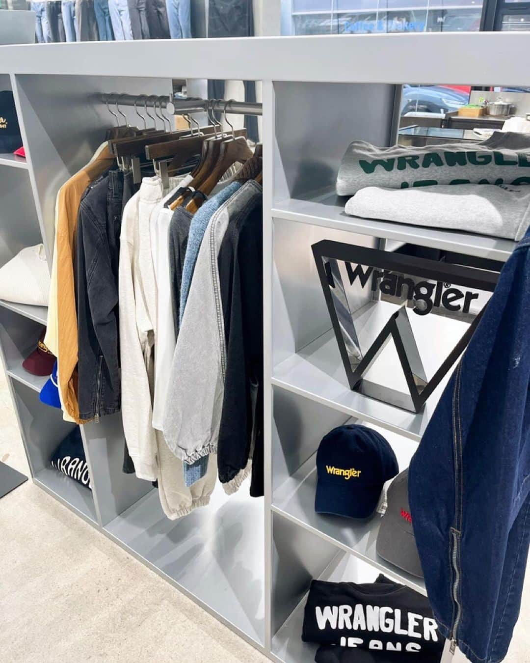 ANRIさんのインスタグラム写真 - (ANRIInstagram)「#광고 @leejeanskr 〰️🤍👖🧢 Leeフラッグシップストアへ行ってきました♡ 学生時代から大好きな리🫶🏻 @cafe.buddylee カフェも常設されているので ゆっくりショッピング出来ちゃいます🛒  @wranglerkorea のアイテムもあったので お買い物欲が増してしまいました🤭♡ この投稿とクーポンコード"Buddylee0910"を見せると新商品10%offになるのでぜひ利用してみてください🫶🏻 ※9/18~10/31  📍Lee 홍대 플래그십 스토어 서울 마포구 잔다리로2길 8 1F 🕐12:00 - 21:00 #leekorea #서울핫플 #홍대핫플」9月22日 23時52分 - annnchannn