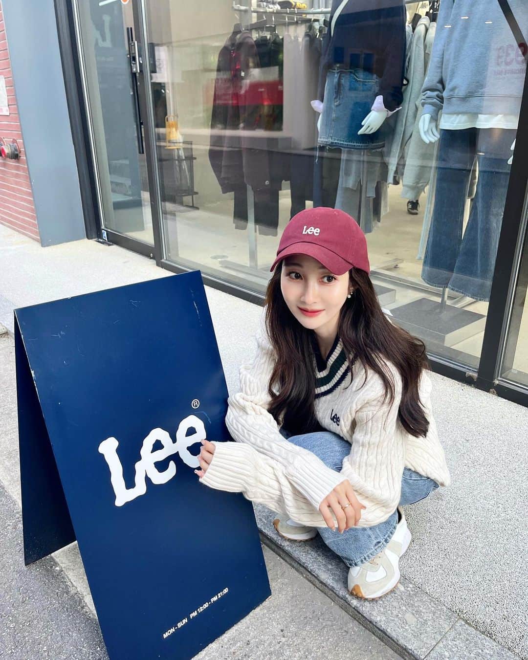 ANRIさんのインスタグラム写真 - (ANRIInstagram)「#광고 @leejeanskr 〰️🤍👖🧢 Leeフラッグシップストアへ行ってきました♡ 学生時代から大好きな리🫶🏻 @cafe.buddylee カフェも常設されているので ゆっくりショッピング出来ちゃいます🛒  @wranglerkorea のアイテムもあったので お買い物欲が増してしまいました🤭♡ この投稿とクーポンコード"Buddylee0910"を見せると新商品10%offになるのでぜひ利用してみてください🫶🏻 ※9/18~10/31  📍Lee 홍대 플래그십 스토어 서울 마포구 잔다리로2길 8 1F 🕐12:00 - 21:00 #leekorea #서울핫플 #홍대핫플」9月22日 23時52分 - annnchannn