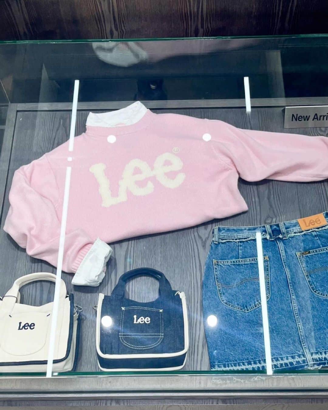 ANRIさんのインスタグラム写真 - (ANRIInstagram)「#광고 @leejeanskr 〰️🤍👖🧢 Leeフラッグシップストアへ行ってきました♡ 学生時代から大好きな리🫶🏻 @cafe.buddylee カフェも常設されているので ゆっくりショッピング出来ちゃいます🛒  @wranglerkorea のアイテムもあったので お買い物欲が増してしまいました🤭♡ この投稿とクーポンコード"Buddylee0910"を見せると新商品10%offになるのでぜひ利用してみてください🫶🏻 ※9/18~10/31  📍Lee 홍대 플래그십 스토어 서울 마포구 잔다리로2길 8 1F 🕐12:00 - 21:00 #leekorea #서울핫플 #홍대핫플」9月22日 23時52分 - annnchannn