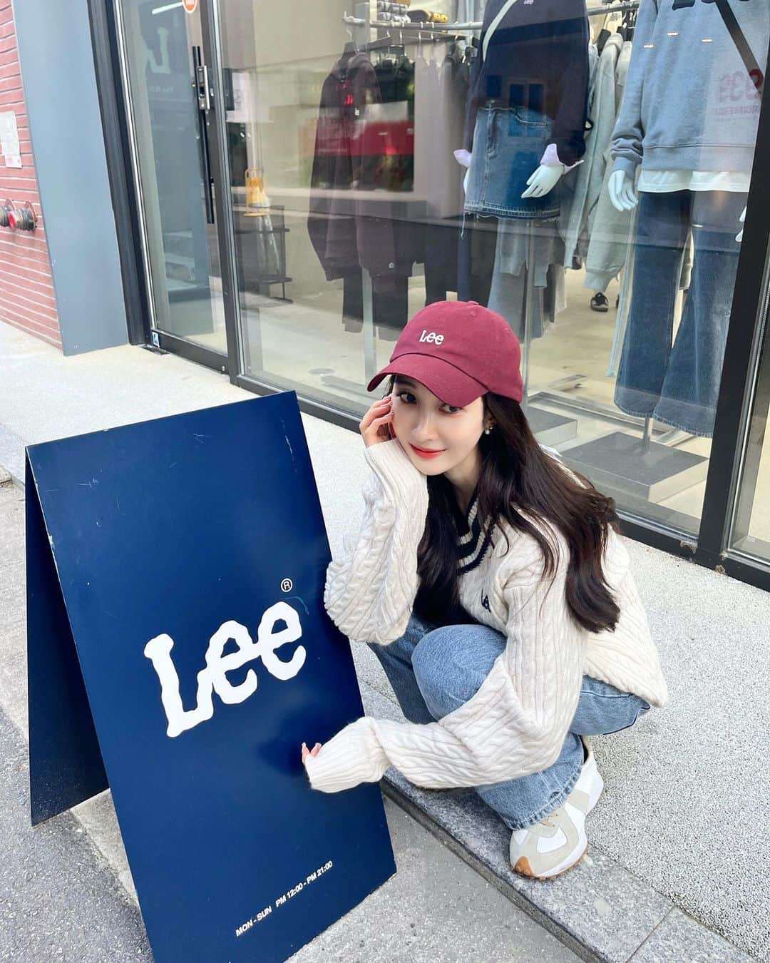 ANRIさんのインスタグラム写真 - (ANRIInstagram)「#광고 @leejeanskr 〰️🤍👖🧢 Leeフラッグシップストアへ行ってきました♡ 学生時代から大好きな리🫶🏻 @cafe.buddylee カフェも常設されているので ゆっくりショッピング出来ちゃいます🛒  @wranglerkorea のアイテムもあったので お買い物欲が増してしまいました🤭♡ この投稿とクーポンコード"Buddylee0910"を見せると新商品10%offになるのでぜひ利用してみてください🫶🏻 ※9/18~10/31  📍Lee 홍대 플래그십 스토어 서울 마포구 잔다리로2길 8 1F 🕐12:00 - 21:00 #leekorea #서울핫플 #홍대핫플」9月22日 23時52分 - annnchannn
