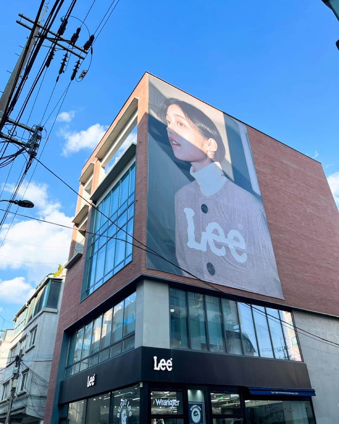 ANRIさんのインスタグラム写真 - (ANRIInstagram)「#광고 @leejeanskr 〰️🤍👖🧢 Leeフラッグシップストアへ行ってきました♡ 学生時代から大好きな리🫶🏻 @cafe.buddylee カフェも常設されているので ゆっくりショッピング出来ちゃいます🛒  @wranglerkorea のアイテムもあったので お買い物欲が増してしまいました🤭♡ この投稿とクーポンコード"Buddylee0910"を見せると新商品10%offになるのでぜひ利用してみてください🫶🏻 ※9/18~10/31  📍Lee 홍대 플래그십 스토어 서울 마포구 잔다리로2길 8 1F 🕐12:00 - 21:00 #leekorea #서울핫플 #홍대핫플」9月22日 23時52分 - annnchannn