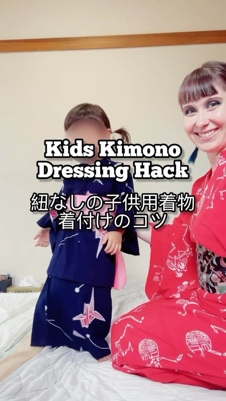 Anji SALZのインスタグラム：「Struggling with kids kimono? 👘💕日本語↓ A little hack I thought up this Summer to dress yukata and children‘s kimono that don’t have attached ties. (Normal koshihimo would be troublesome as toddlers run around so much! And would have them slide down) 💨  With a koshihimo it’s super easy to wear and keep in place. Let me know if you try it ✨  紐なしの子供用着物や浴衣で困ってませんか？🙋🏻‍♀️ コーリンベルトを使えばどうかな？🤔💦と今年の夏にアイディアがありました。 小さな子たちは暴れると腰紐は落ちちゃうし、キツく着せると着物は嫌になるかも？ 伸びるコーリンベルトなら気持ちよさそう、そして着崩れにくいです。 参考になれば❤️  ※腰上げは低すぎのは分かってますが、時間がなくて、お許しくださいww😂😆  #kimono #japanesekimono #kidskimono #salztokyo #salzkimono #kitsuke #kawaii #childrenskimono #toddlerfashion #tokyofashion #tokyomom #和装 #着物コーディネート #子供着物 #子供服 #着付け #子供着付け #原宿 #子供ファッション」