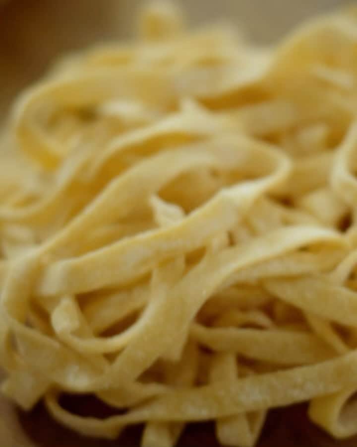 ジェイミー・オリヴァーのインスタグラム：「Everyone who knows me knows how close to my heart homemade pasta is. The whole ritual of making it from activating the gluten to kneading and rolling out the dough is my happy place!! In my lesson on @yeschefhq ,  you’ll learn all my fail-safe tips and tricks to help you master the basics. I’ll even show you how to hand-cut 8 different types of pasta! Link in my bio to sign up and use my promo code JAMIESEPT to save  x x   #JamieOliverxYesChef #AD」