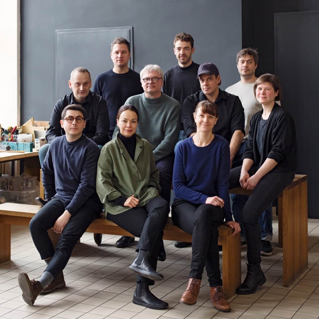 Herman Miller （ハーマンミラー）のインスタグラム：「For 100 years, Herman Miller has authored design that is beautiful, useful, and made to endure. We're talking to some of the designers who make up our incredible catalog, like Studio 7.5, designers of work chairs like Cosm, Zeph, Setu, and Mirra. “As designers we strive to do good work: creating something meaningful, that contributes to the well-being of people,” says Carola Zwick, who, in 1992 with Burkhard Schmitz, co-founded the studio, which includes their partner Roland Zwick and a team of nine. See link in bio to learn more about Studio 7.5.  Images courtesy of Jens Passoth and Studio 7.5」