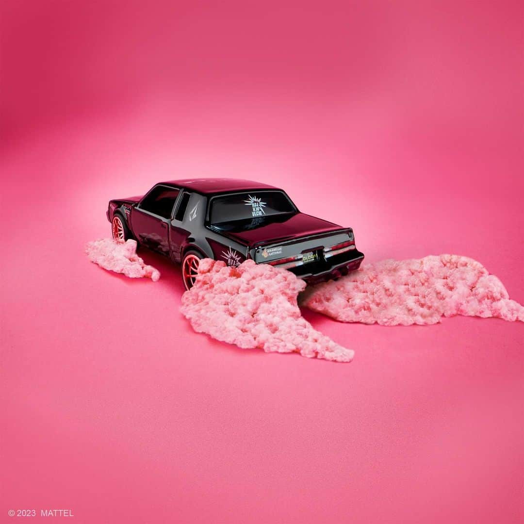 Hot Wheelsさんのインスタグラム写真 - (Hot WheelsInstagram)「The ultimate mashup.   Inspired by the hip-hop duo’s signature ride, we’ve teamed up with @RunTheJewels and @Volcom to create a capsule fit for royalty.  The die-cast is available today at 9AM PT on MattelCreations.com. The capsule clothing collection launches today at 9AM on Volcom.com. #HotWheels」9月23日 0時00分 - hotwheelsofficial
