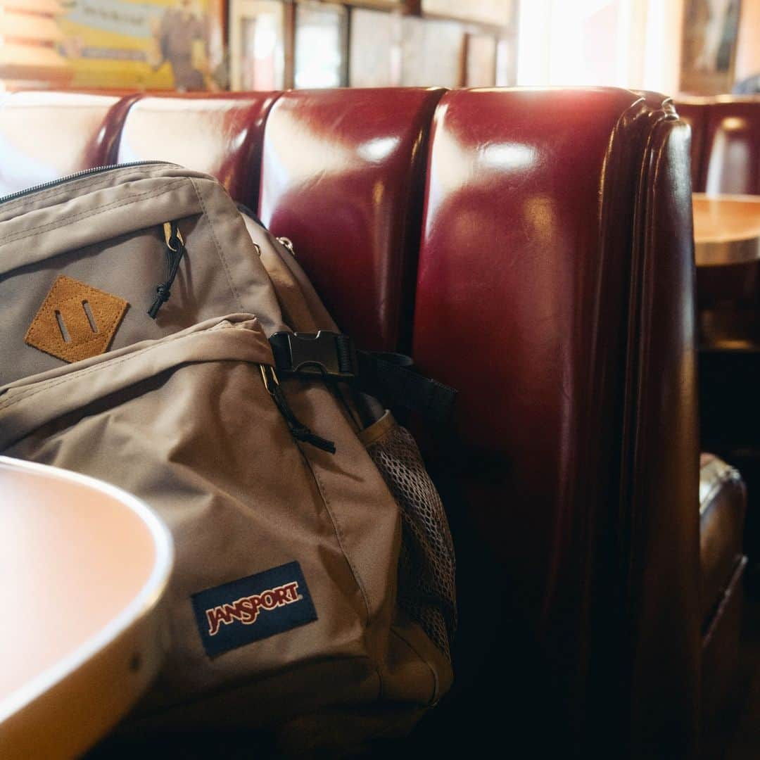 ジャンスポーツさんのインスタグラム写真 - (ジャンスポーツInstagram)「Save me a seat 🎒 #AlwaysWithYou」9月23日 0時00分 - jansport