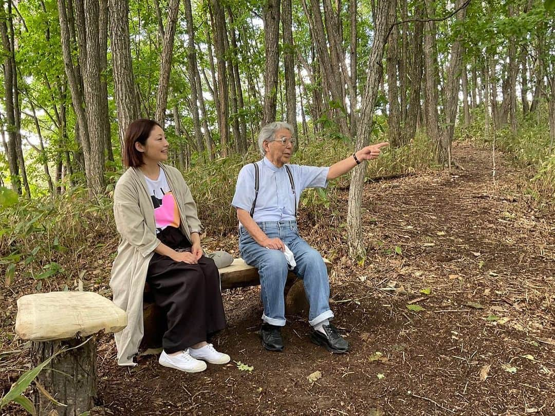 常盤貴子さんのインスタグラム写真 - (常盤貴子Instagram)「理学博士の佐治晴夫先生はいつも急に連絡をする私に付き合ってくださり、そこにいる人たちをあっという間に惹きつけていく素敵な方。  佐治先生を紹介してくれた憧れマダムのカフェで一緒にランチ出来たり、先生が天文台長の、丘のまち郷土学館「美宙」で昼間の星や、今活動が盛んな太陽の爆発をみせてもらったり、夢のような時間でした✨  ポジティブなメンバーだと、こういう予期せぬミラクルが起こるからやっぱり旅は楽しい♫  #佐治晴夫先生  #美瑛  #青い池  #カフェ」9月23日 0時03分 - takakotokiwa_official