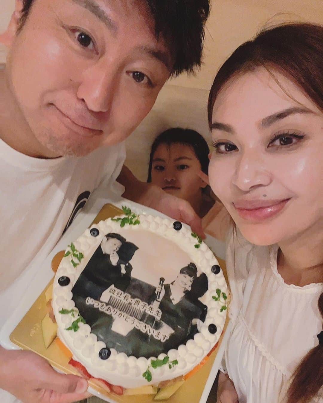 藤木貴子さんのインスタグラム写真 - (藤木貴子Instagram)「@charisandco  スタッフみんなで 焼肉パーティー❤️  だったのですが😂 ずーっとずーっと 出張で会社に行けてなくて😂  みんなから サプライズの お誕生日ケーキ😂  誠社長と2人分❤️❤️❤️  いつも 頑張ってくれる スタッフのみんな！！  ありがとう🙏🙏🙏🙏  今年も あと3ヶ月と少し！！  3大イベント目前 ドタバタな毎日ですが😂💦  チームワークで 頑張ろう👍🏻👍🏻👍🏻」9月23日 0時05分 - takako_fujiki