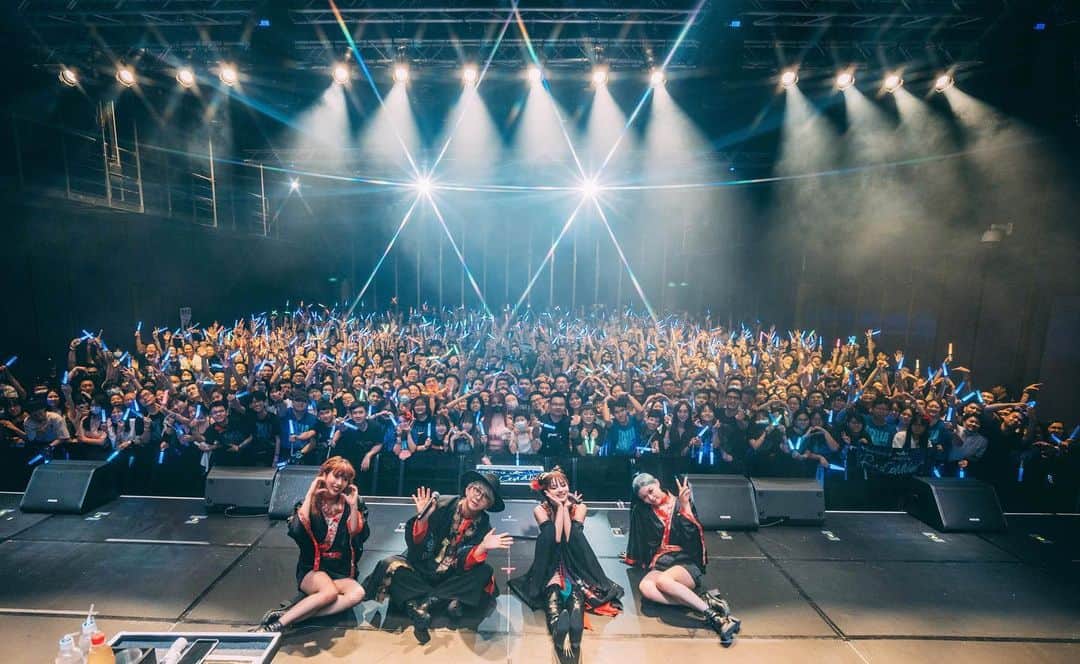 tokuのインスタグラム：「ツアー17公演目、深圳‼️ ありがとうございました😊😊  #garnidelia  #ガルニデss2023」