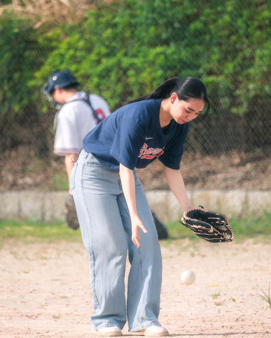 宮城弥生さんのインスタグラム写真 - (宮城弥生Instagram)「今日も一日お疲れ様です！🫡  00:00すぎてるので今日になります！ 23日 「憲伸ブレーブス」 第2回戦が行われます！  先日行われた第1回戦は逆転勝利でした！  最後まで諦めずにみんなで力を合わせ勝てた試合でした！ 今日の試合もみんなで頑張ります💪 応援よろしくお願いします🙇‍♀️  この写真は先日の試合で始球式をさせて頂いた時の写真です！  緊張したんですけど目標だったノーバンを達成できてチームの皆さんも暖かく迎えてくれてハイタッチしてくれて嬉しかったです！  写真を撮って頂いた方ありがとうございます！  使用許可もありがとうございます🙇‍♀️  どの写真が好きかコメントで教えてください！ そして憲伸ブレーブスの応援よろしくお願いしますっ！⚾️」9月23日 0時23分 - yayoi5482