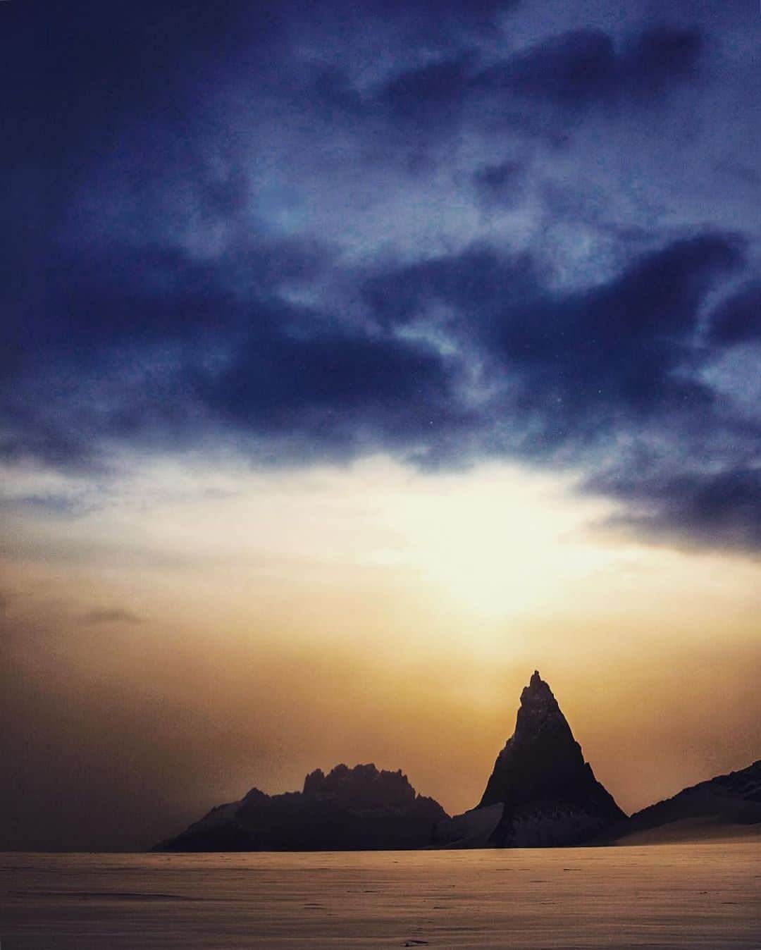 ジミー・チンのインスタグラム：「The midnight sun putting on a show in Antarctica.  @TheNorthFace」