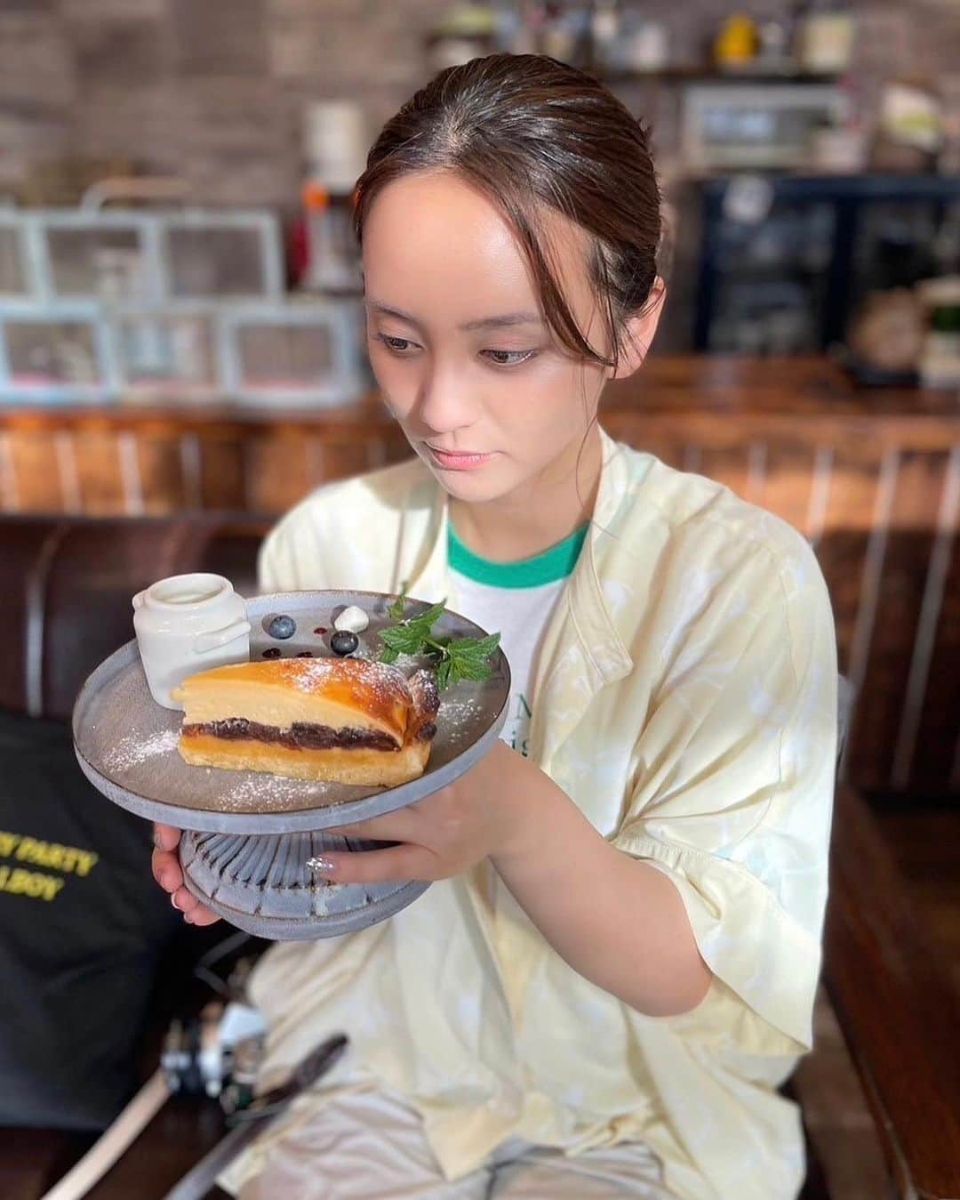 岡田結実さんのインスタグラム写真 - (岡田結実Instagram)「・ ▷▷▷▸▸▸▸▸◂◂◂◂◂◁◁◁  📷Cafe マグノリアの小径 住所：碧南市春日町３－１ TEL：０８０－４２２３－７５５５ 営業時間：１１：００～１６：３０ 定休日：水・木・金※不定休あり 料金：マロンレーズンチーズタルト/５５０円 　　　レモンスカッシュ/４９０円 　　　※ドリンクセット/１０００円）  ▷▷▷▸▸▸▸▸◂◂◂◂◂◁◁◁  とってもかわいいカフェを発見！ 秋を感じられるスイーツを堪能～🌰🧁  緑の格子窓が素敵な店内🪟💚  あなたも誰かと行きたくなる、FinderTRIP✨　　 〈FinderTRIP〉 碧南市 ウッディカフェのマロンスイーツ   見逃し配信はこちら💁🏻‍♀️ ✅YouTube https://www.youtube.com/watch?v=oU80gJznoXY ✅Locipo https://locipo.jp/creative/7224c75a-2033-421e-874f-b96c397e99a1  #findertrip #ファインダートリップ #岡田結実 #緑黄色社会 #名古屋 #カメラ #名古屋デート #フィルムカメラ  #名古屋カメラ部 #名古屋観光 #名古屋鉄道 #電車旅 #デート #デートスポット #Cafeマグノリアの小径 # #碧南#碧南市 #碧南グルメ #碧南カフェ #碧南ランチ #DIY #DIYカフェ#チーズケーキ #タルト #マロン #マロンスイーツ #食欲の秋」9月23日 0時17分 - okada_yui_official