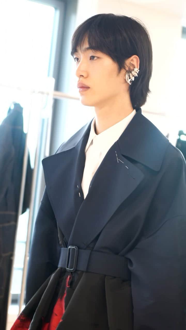 アレキサンダー・マックイーンのインスタグラム：「The orchid motif is exploded across the front of an oversized black trench coat in a red jacquard. See the process captured inside the #McQueenAtelier.   Discover the #McQueenMenAW23 collection via the link in bio.」