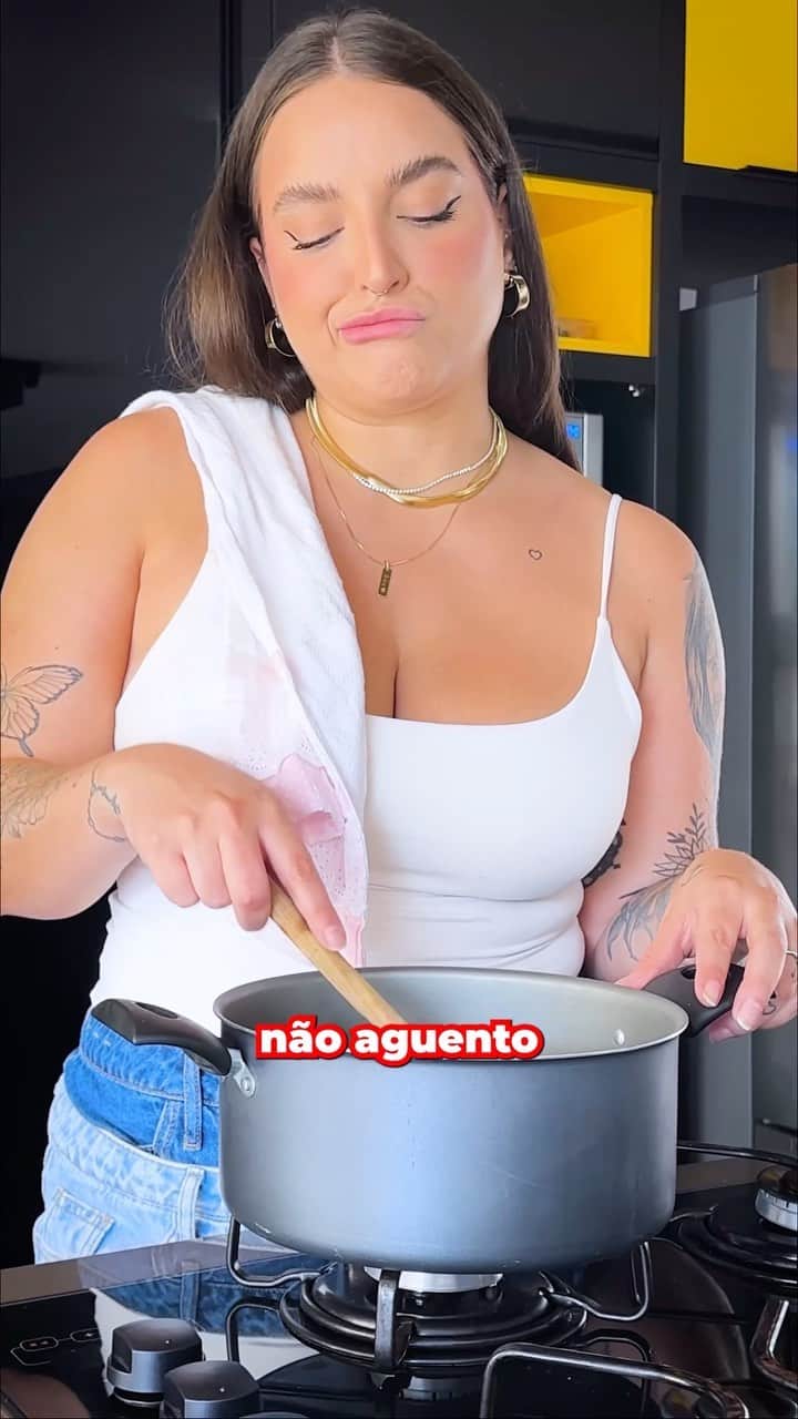 Bruna Unzuetaのインスタグラム：「Gente, quem mais é a louca do ifood? Não posso ter uma oportunidade de pedir meu deliveryzinho que o dedinho já coça. E todo mundo já sabe que no @ifoodbrasil encontramos as melhores marcas e os melhores restaurantes, mas o que vocês não sabem é dessa novidade, durante o mês de setembro várias marcas exclusivas de restaurantes no iFood estarão com promoções especiais. Então preparem os dedinhos que o show vai começar.😏」