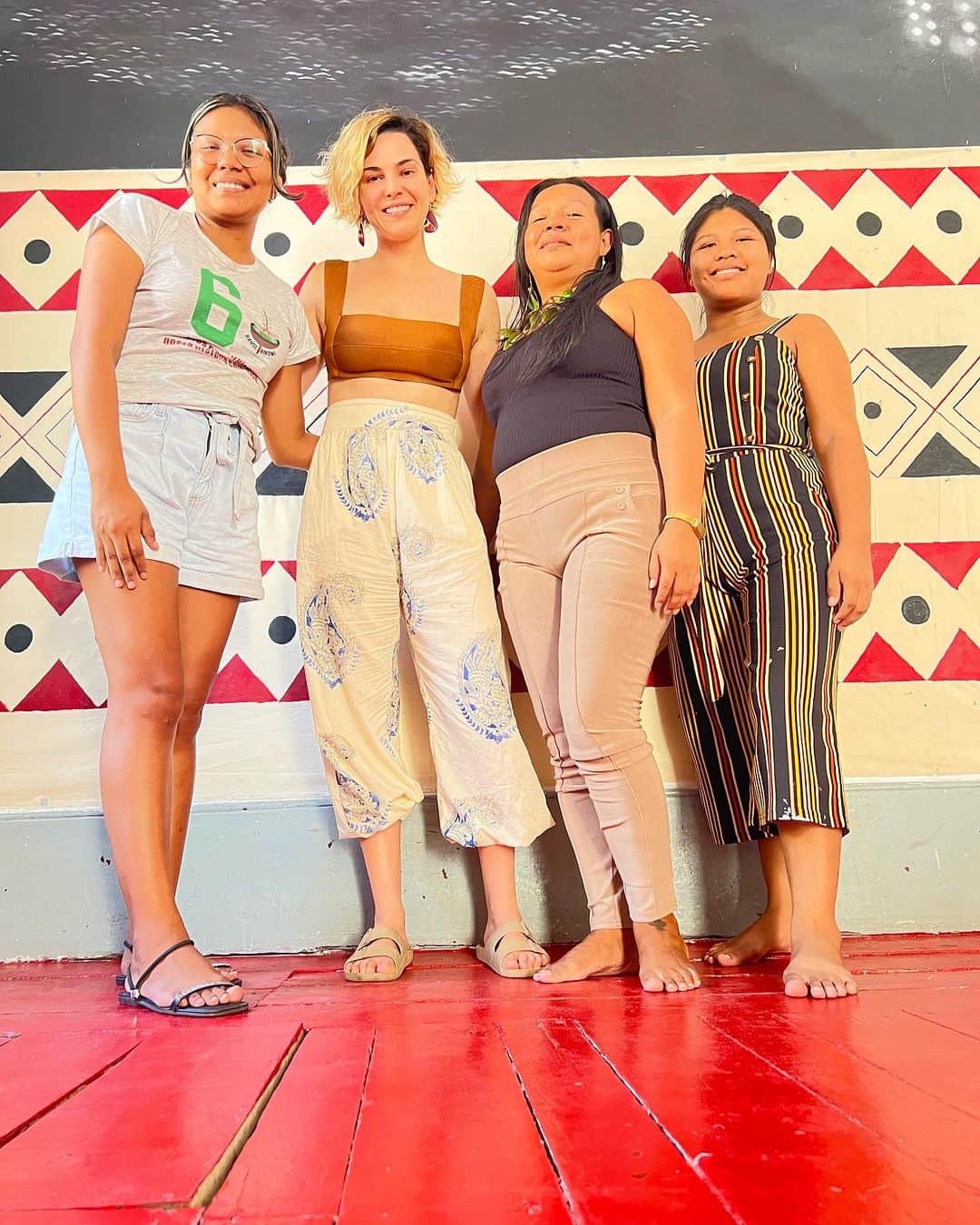 Tainá Müllerのインスタグラム：「Lembrança da visita que fiz ao @centrodemedicinaindigena em Manaus. A força e sabedoria das mulheres indígenas me inspiram. Feliz com a derrubada do marco temporal, porém sabendo que a luta ainda é longa.   📸 Tintin」