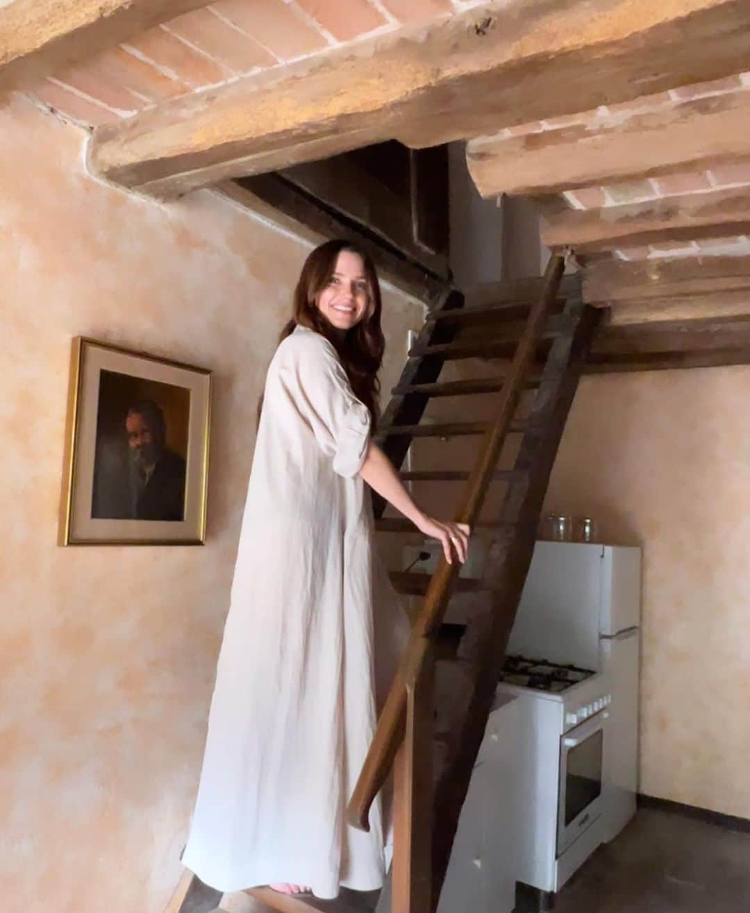 ソフィア・ブッシュさんのインスタグラム写真 - (ソフィア・ブッシュInstagram)「My Grandmother was born behind this door, in this little stone farm house, with no electricity or running water. She came to the United States on a boat with my great grandparents, and entered into what would become her home country through the storied lines at Ellis Island. And just two generations later, this image of my mother and I standing in her mother’s birth place was captured on the tiny computer I carry around in my pocket after my family and I took an airplane thousands of miles back to our country of origin, to stand here and visit our family that descended from our same roots. What can happen over the span of three generations takes my breath away. As does the way a place can feel like home, in your bones, the moment you return.」9月23日 0時24分 - sophiabush