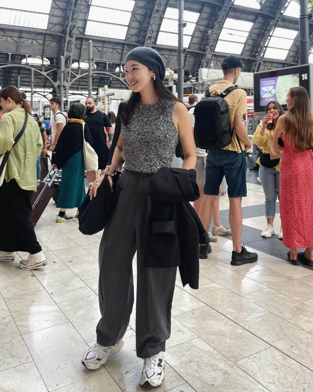 mina hinokuchiのインスタグラム：「. 来春の靴やバックのbuyingとリサーチへ 4泊6日のミラノパリ出張へ行ってきました🇮🇹🇫🇷  電車に乗って展示会場へ。 移動に使ったホテル前の中央駅は、 駅だけですでに圧倒される建物の素敵さでした🚄  この日は @chico__official___ のラメラメタンク。 もう少ししたらこのタンクの他にも 秋冬に向けて長袖のラメアイテムたくさん入荷予定です♡  展示会では毎日2〜3万歩！ たくさん歩いて、お店に入れる素敵なアイテムを選んできました！　納品は来年なのですが、皆さんに気に入っていただけると嬉しいな🫶🏻  なかなか経験できないことを沢山させてもらって刺激の毎日。載せたい写真が沢山でしばらくこの投稿になってしまいそうです📱  .  #Chico #チコ #salonbychico#秋コーデ #秋服 #coordinate #コーディネート #ootd #今日のファッション #ファッション  #高身長コーデ #167cm #167cmコーデ　#骨格ストレート #骨格ナチュラル #오오티디　#데일리룩 #milano #italy #italia #milanocentrale #ミラノ #micam」
