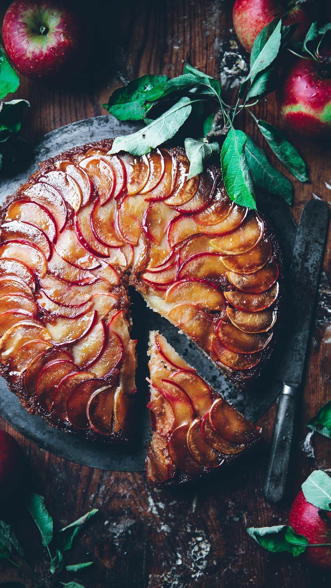 Linda Lomelinoのインスタグラム：「The perfect cake for the weekend - Apple upside down cake 🍏🍎🙃 served with whipped cream.  The recipe is linked in my profile!   #applecake #appleupsidedowncake」