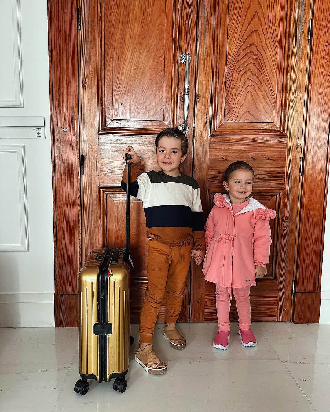 Lalá Noletoのインスタグラム：「Aerolook da minha dupla ✈️ Vamos para Florianópolis e nada melhor que um look lindo, elegante e MUITO confortável da @malharia_bebelandia ! Tudo deles é IMPECÁVEL! Duram uma vida. O tênis? O amor dos meu filhos! Partiu, floripa」