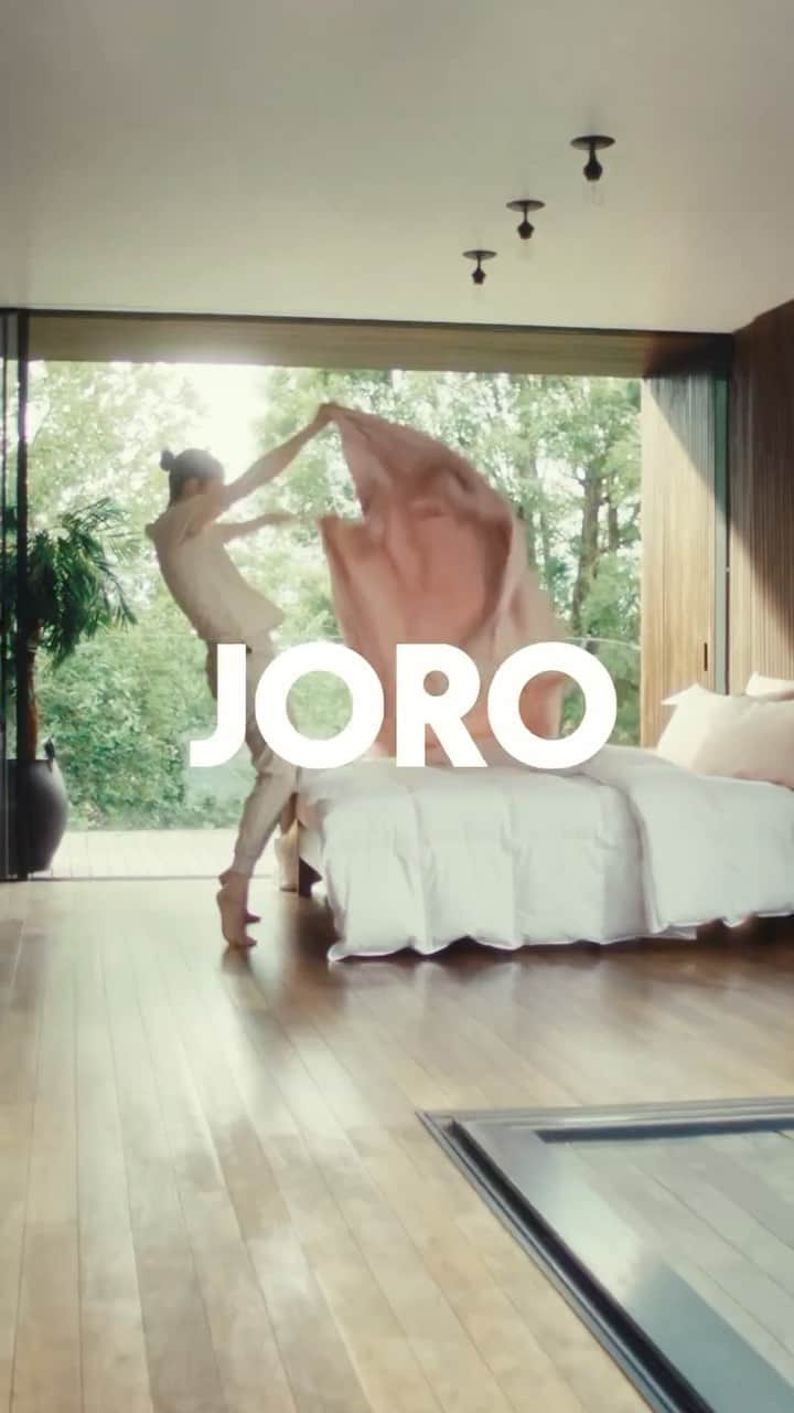 リン・ハッチソンのインスタグラム：「making the bed never felt so good! 🛏️✨  really fun shoot for the social launch of @joro.home bringing the rhythm of nature home🍃  thank you to all the amazing people on set and behind the scenes. loved working with you all 🫶💗」