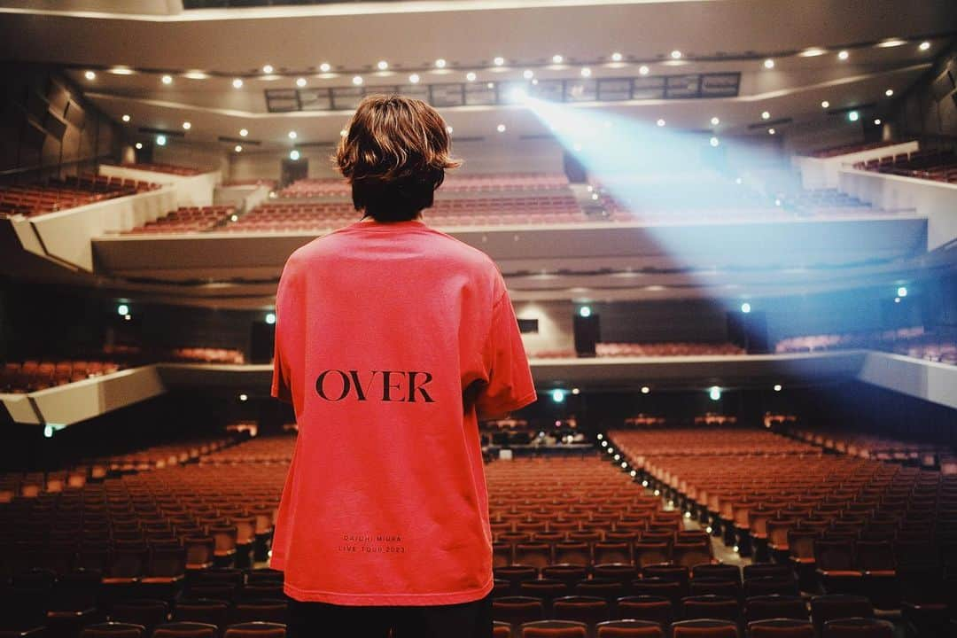 三浦大知さんのインスタグラム写真 - (三浦大知Instagram)「OVER TOUR 神奈川 本日も最高でした 沢山の方、観にきていただき有難うございました 一回一回が本当に特別です 毎公演幸せを噛み締めています  今回、ダンサーSHOTAが山梨、神奈川の2公演参加してくれました ソロデビュー前からの付き合いでかなり歴史の深い関係性 久しぶりに同じステージに立ち、共に踊る事が出来てとても嬉しかったです また一緒に踊ろう👍  さぁ次は石川金沢 まだチケットあるそうなので、是非是非お気軽に遊びに来ていただけると嬉しいです 一緒に音楽を楽しみましょう☺️ 会場でお待ちしています🔥 #DAICHIMIURALIVETOUR2023 #OVER #神奈川」9月23日 0時34分 - daichimiura824