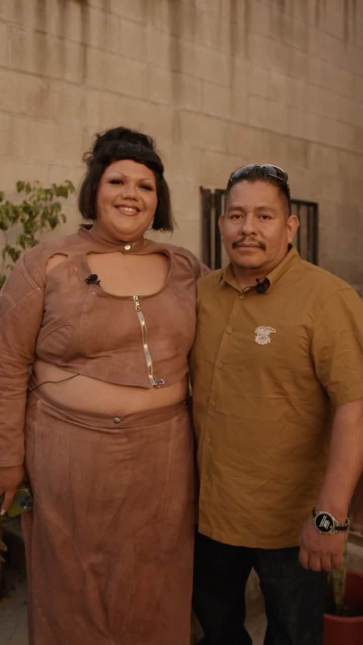 のインスタグラム：「Artist @gabrielaxruiz has learned a lot from her stepfather, Israel Quijano Morales, a construction business owner from Mexico City. To celebrate Hispanic Heritage Month, follow along to see how the artist honors Israel’s legacy and her Mexican-American Heritage on a custom pair of Levi’s 501®s.  Learn more at the link-in-bio and stories.」