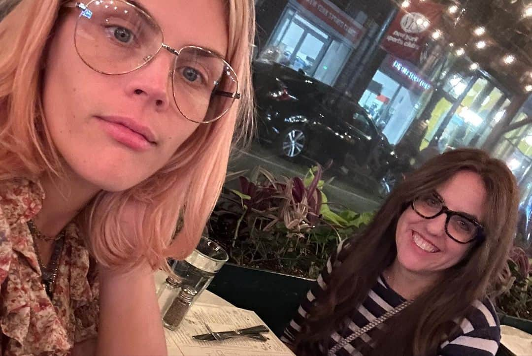 ビジー・フィリップスさんのインスタグラム写真 - (ビジー・フィリップスInstagram)「When your bff @emilybbb comes to town because part of her job is working to SAVE THE EARTH and she’s helping to throw a Climate Science Fair on the Highline highlighting incredible innovations that can literally change the world - if you’re in nyc, go check it out through Saturday on the Highline(near 14th st)! It’s so cool! And THEN you convince her to come with you to get your hair done and then convince her to get *her* hair done AND you find out the salon is a green circle certified salon! And then you eat at @jackswifefreda because it’s the best. Anyway. It was such a good day with my bff that i’m so proud of. 🌎🌍🌏 @markryansalon #ClimateScienceFair @emersoncollective 📸: @barbarakinney」9月23日 0時41分 - busyphilipps