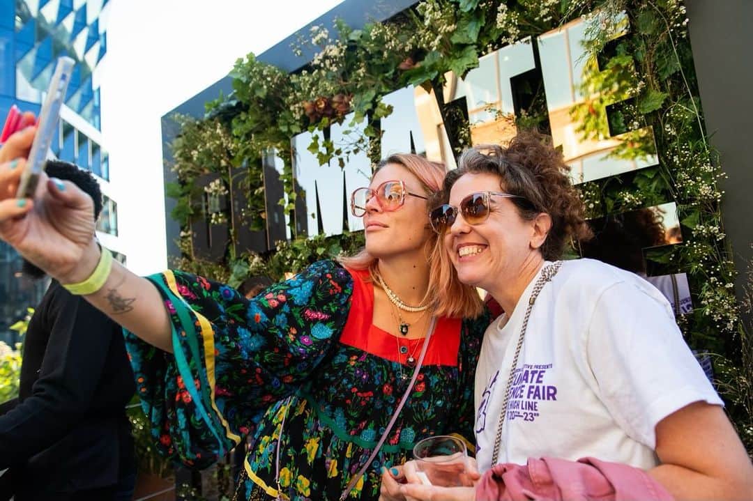 ビジー・フィリップスのインスタグラム：「When your bff @emilybbb comes to town because part of her job is working to SAVE THE EARTH and she’s helping to throw a Climate Science Fair on the Highline highlighting incredible innovations that can literally change the world - if you’re in nyc, go check it out through Saturday on the Highline(near 14th st)! It’s so cool! And THEN you convince her to come with you to get your hair done and then convince her to get *her* hair done AND you find out the salon is a green circle certified salon! And then you eat at @jackswifefreda because it’s the best. Anyway. It was such a good day with my bff that i’m so proud of. 🌎🌍🌏 @markryansalon #ClimateScienceFair @emersoncollective 📸: @barbarakinney」