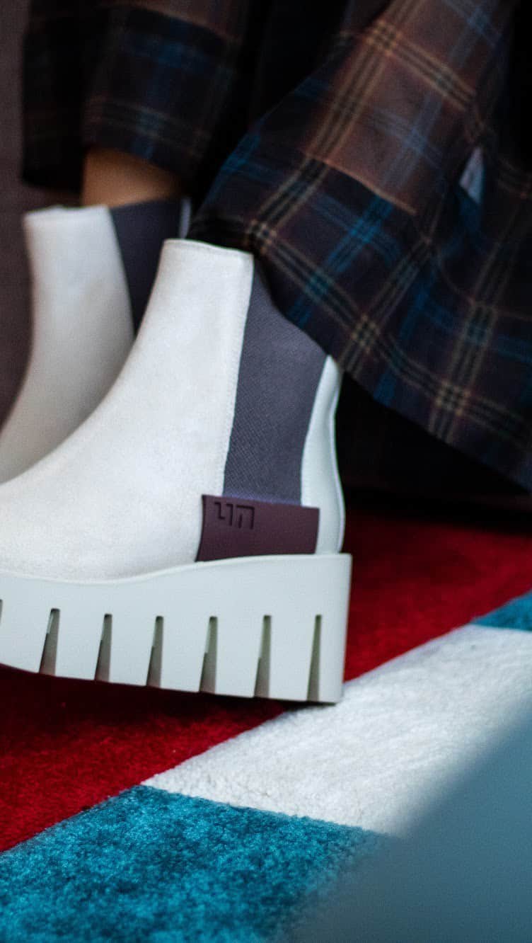 のインスタグラム：「#Ad | It’s finally Chelsea boot season! @unitednude ‘s Grip Chelsea Mid platform boot is perfect for platform and Chelsea boot lovers. @unitednude ‘s state-of-the art fall collection that plays with untraditional geometric shapes and heights cannot be slept on this boot season. As a life-long Chelsea boot lover, I was estatic to get to style these matte suede boots with some of my favorite fall pieces. #sponsored #unitednude #aw23 #fallfashion   10% off discount code: Francesca10」