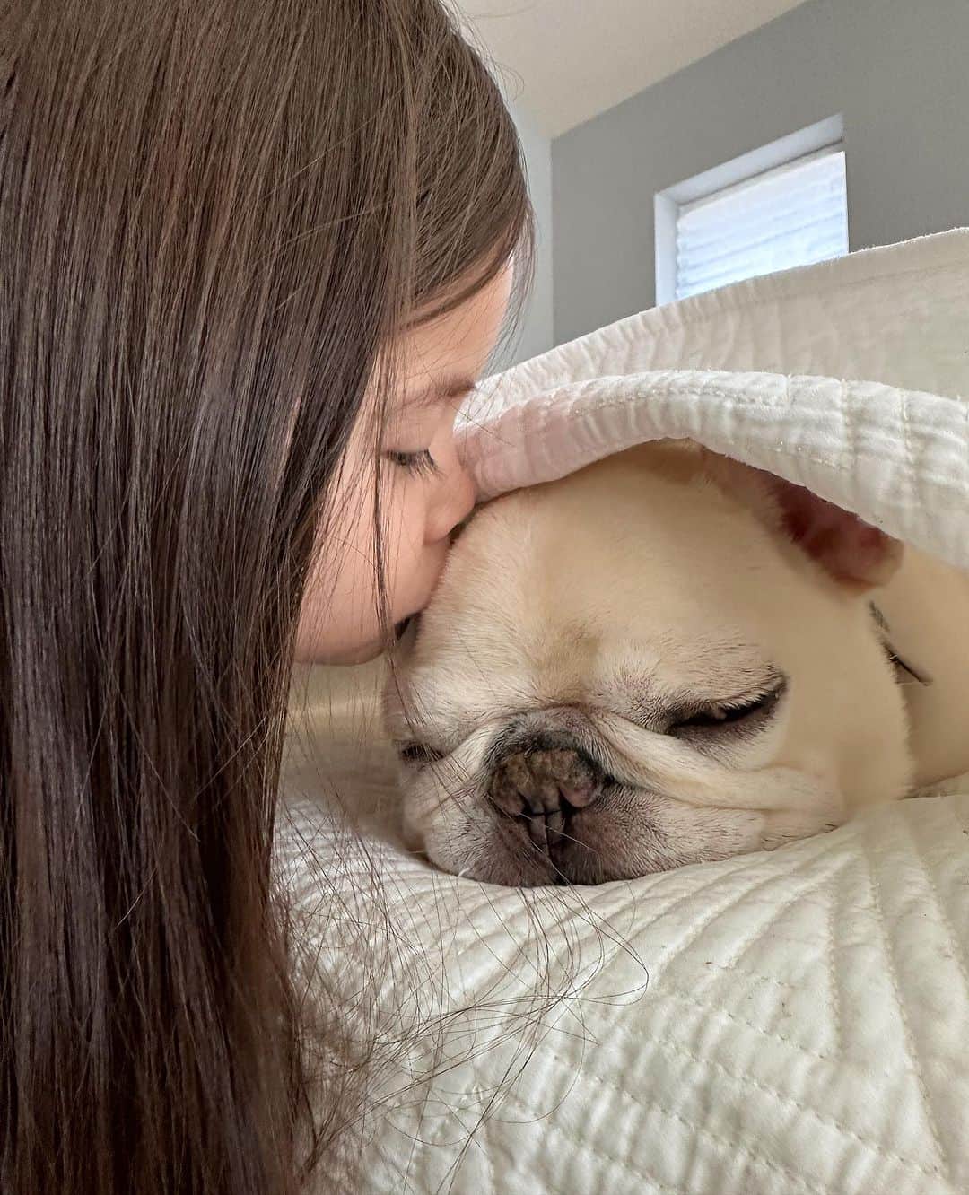 Sir Charles Barkleyのインスタグラム：「This is how sissy wakes me up every morning. #ilovehersomuch #itsearlytho」